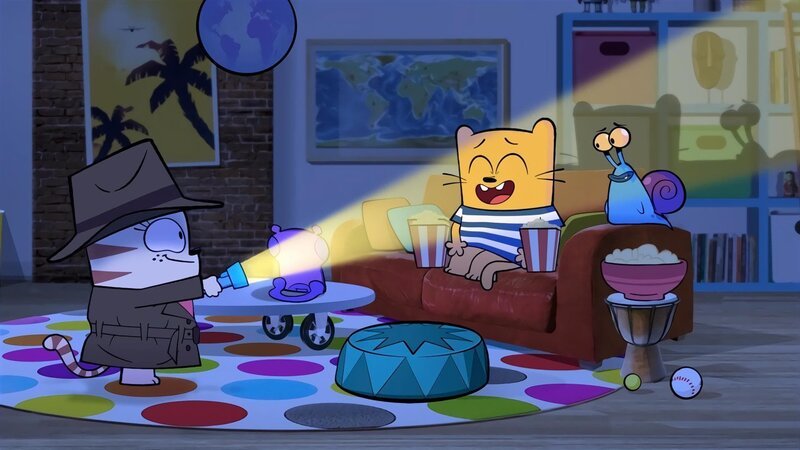 Ollie und Moon sehen sich zusammen mit Stanley eine Folge „Schnurrlock, die Katzendetektivin“ an. – Bild: BR/​Cottonwood Media