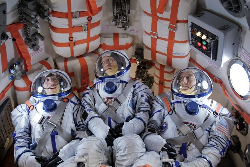 Ein ganz besonderes Abenteuer beginnt: Dimitri (Pasha D. Lychnikoff, M.), Mike Massimino (Mike Massimino, r.) und Howard (Simon Helberg, l.) … – Bild: HBOH