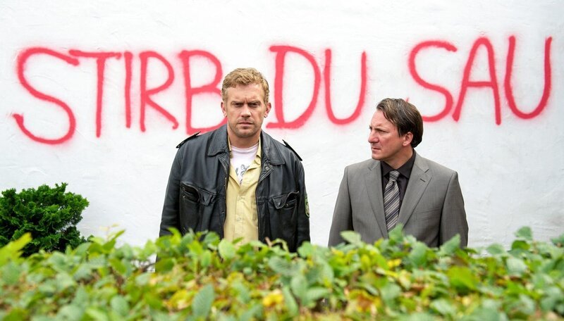 L-R: Franz Eberhofer (Sebastian Bezzel), Rektor Höpfl (Robert Palfrader). – Bild: ORF/​Degeto/​BR/​Bernd Schuller