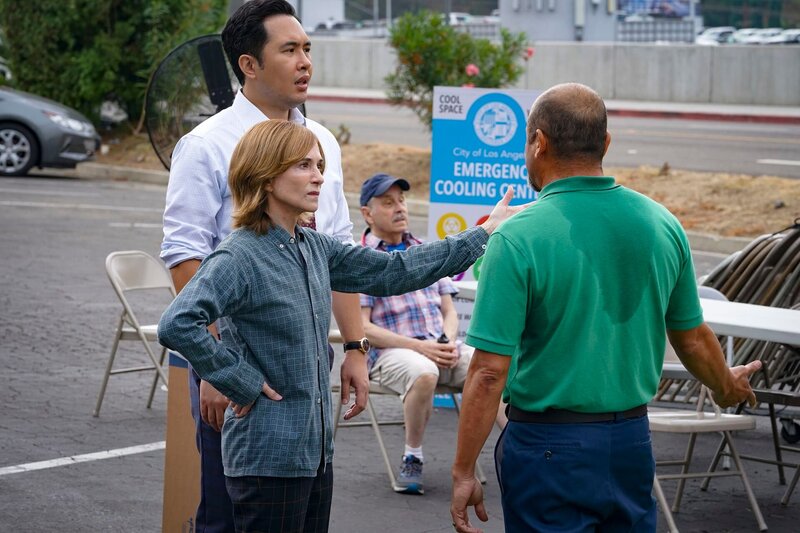L-R: Tommy (Mike Cabellon) und Arpi (Holly Hunter) – Bild: NBC /​ Chris Haston/​NBC