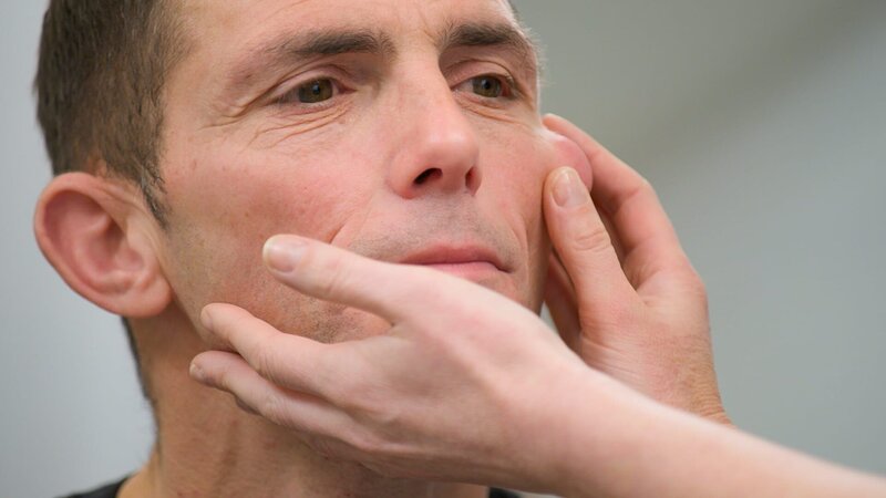 Close up head shot. Emma’s hands examining the cyst on Dave Taylor’s cheek. – Bild: TLC