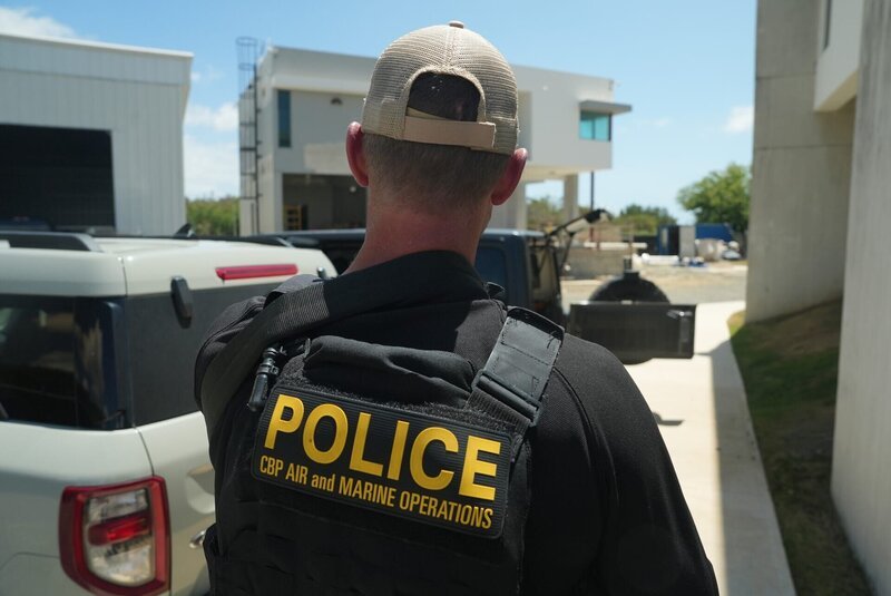 Ein CBP AMO-Agent bereitet sich auf einen Einsatz in Fajardo, P.R. vor. – Bild: Lucky 8 TV/​Paul Taggart
