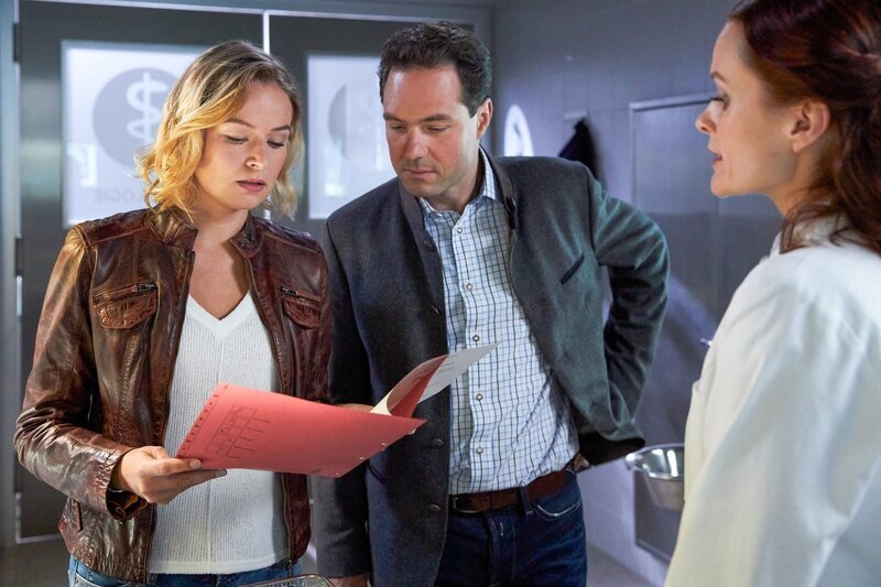 Die Kommissare Winter (Vanessa Eckart, l.) und Aubinger (Thomas Birnstiel, M.) sind gespannt, ob die Untersuchungsergebnisse von Pathologin Sandra Mai (Sina Wilke, r.) sie auf eine neue Spur bringt. – Bild: ORF/​ZDF/​Bojan Ritan