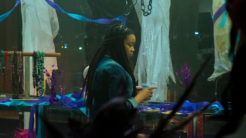 Teenager Jaidon (played by Bissette Williams) is unnerved by paranormal activity in the main showroom of her mothers’ haunted costume shop. – Bild: Discovery +. /​ Discover Images.