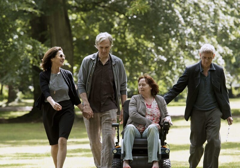 Philip (Walter Sittler, 2. v. li.), Eckart (Hans-Uwe Bauer) und Ricarda (Charlotte Schwab, li.) haben für Uschi (Marie Gruber) einen „flotteren“ Rollstuhl besorgt. – Bild: ARD Degeto/BR/Martin Menke Philip (Walter Sittler, 2. v. li.), Eckart (Hans-Uwe Bauer) und Ricarda (Charlotte Schwab, li.) haben für Uschi (Marie Gruber) einen „flotteren“ Rollstuhl besorgt. – Bild: ARD Degeto/BR/Martin Menke