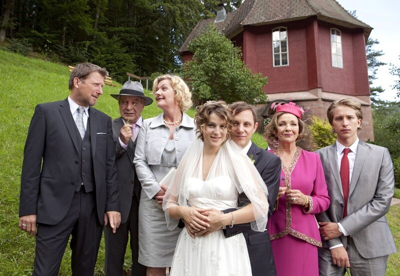 Das Brautpaar Merle (Miriam Morgenstern, vorne links) und Martin (Arndt Schwering-Sohnrey, vorne rechts), Mutter Veronika (Saskia Vester, 3. von links) mit Freund Max (Michael Fitz, links), Opa Albert (Michael Hanemann, 2. von links), Oma Lore (Gila von Weitershausen, 2. von rechts) und Brüderchen Stefan (Tim Morten Uhlenbrock, rechts). – Bild: ARD Degeto/​ARD Degeto/​Thomas Kost
