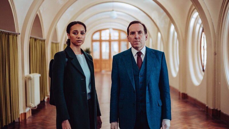 Lisa Donckers (Emma Naomi) und Jasper Tempest (Ben Miller) – Bild: AXN White