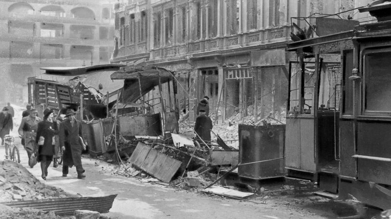 Berlin 1945: Hakenkreuz-Fahnen versinken im Trümmermeer, um neuen Gedanken und Fahnen über den geduckten Köpfen Platz zu machen, während sich am Horizont die Teilung der Stadt abzeichnet. „Berlin 1945“ erzählt mit Archivmaterial aus den Blickwinkeln der Zeitgenossen, ohne sich über sie zu erheben, ein vielstimmiges, kollektives Tagebuch: Geschichte wird gegenwärtig. – Zerstörte Strassenbahn in der Oranienstraße (1945) – Bild: rbb/​zeroone/​SZ/​Scherl