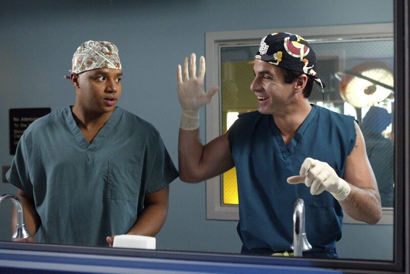 Turk (Donald Faison, l.) muss kurz vor seiner Hochzeit die Bekanntschaft mit Carlas Ex-Freund Dr. Ron Ramirez (Nestor Carbonell, r.) machen, was ihn gar nicht freut … – Bild: ORF/​Disney