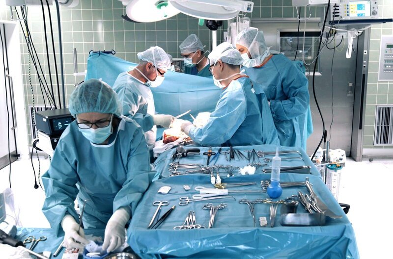 In jedem Krankenhaus ist der OP ein besonders geschützter Bereich, an dem strenge Regeln gelten. – Bild: SWR