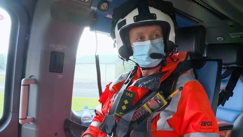 Sammy Wills sat in the rear of the helicopter on their way to an incident in Malton – Bild: Warner Bros. Discovery, Inc. or its subsidiaries and affiliates