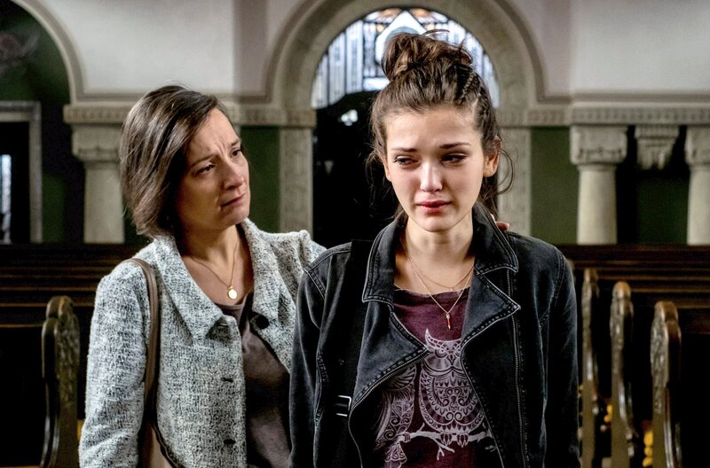 v.li.: Eva Kohn (Karina Plachetka), Emilia Kohn (Caroline Hartig). – Bild: WDR/​MDR/​Gordon Muehle