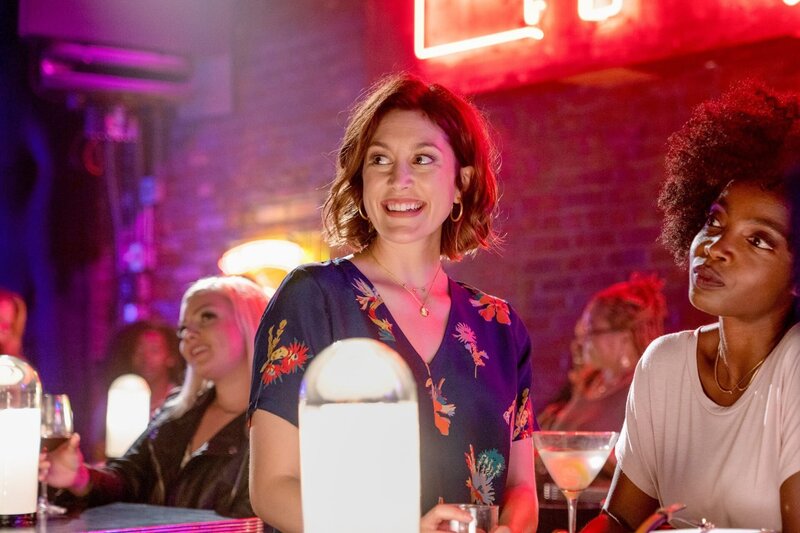 (v.li.): Caitlin McGee (Sydney Strait), MaameYaa Boafo (Briana Johnson). – Bild: ORF/​Universal/​NBC/​Connie Chornuk