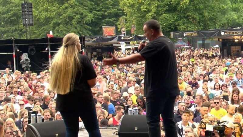 Wie wird Estefania ihren Auftritt vor so vielen Menschen meistern? – Bild: RTL 2