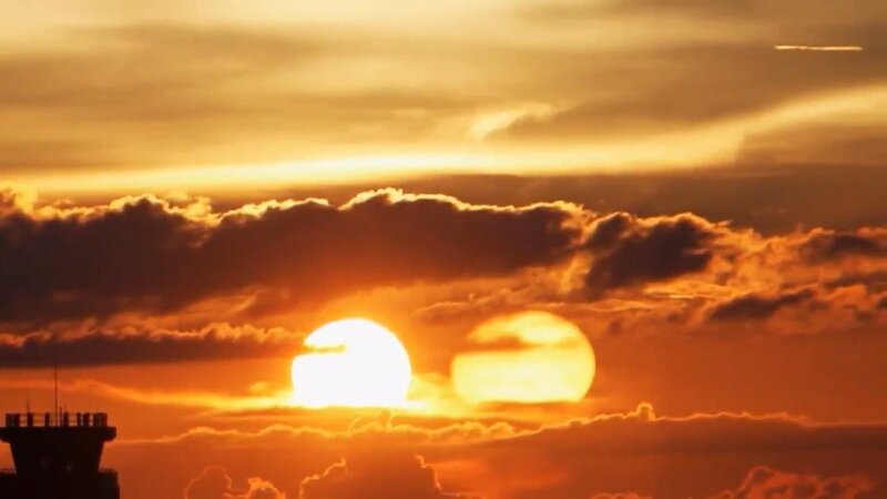 Witnesses photograph two suns in Indonesian sky – Bild: PLURIMEDIA (Discovery Science)