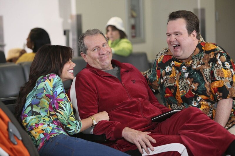 Jay (Ed O’Neill, M.) versucht die Tatsache, dass Gloria (Sofia Vergara) neben Cameron (Eric Stonestreet) die komplette Familie auf ihren Kurztrip nach Hawaii eingeladen hat, mit Humor zu nehmen. – Bild: 20th Century Fox Television