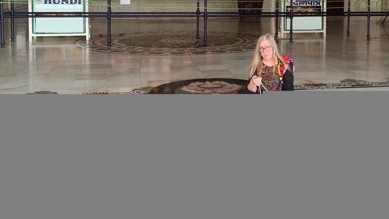 Jenny meditates with prayer beads in a Hare Krishna temple in India. – Bild: Discovery Communications, LLC