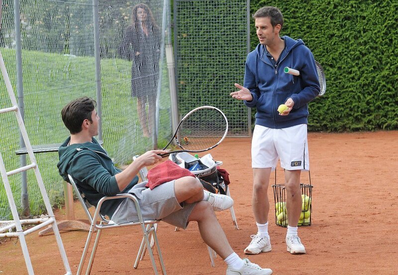Nils (Florian Stadler, l.) gibt Goran (Saša Kekez, r.) eine Tennisstunde – schließlich macht es sich in Gorans Schauspielervita gut, wenn er verschiedene Sportarten beherrscht. – Bild: ARD/​Jacqueline Krause-Burberg