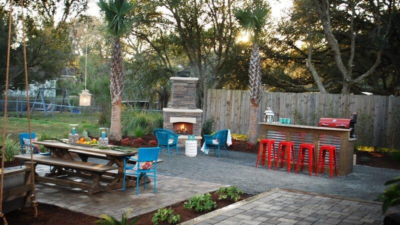 Der riesige Garten von Cory und Lauren aus Charleston, South Carolina, benötigt nach einer Überschwemmung dringend eine Generalüberholung. Der Garten-Retter übernimmt den Umbau und überrascht das Paar nach nur zwei Tagen mit einer Südstaaten-Oase – samt Kamin, Outdoor-Bar, zwei Terrassen und einem schwebenden Daybed. – Bild: HGTV