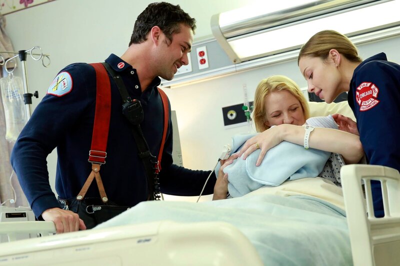 Pictured: (l-r) Taylor Kinney as Kelly Severide, Robyn Coffin as Cindy, Lauren German as Leslie Shay. – Bild: NBCUniversal Media, LLC