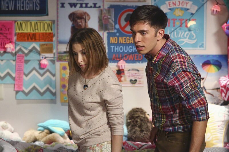 Sue (Eden Sher, l.); Brad (Brock Ciarlelli, r.) – Bild: HBOH