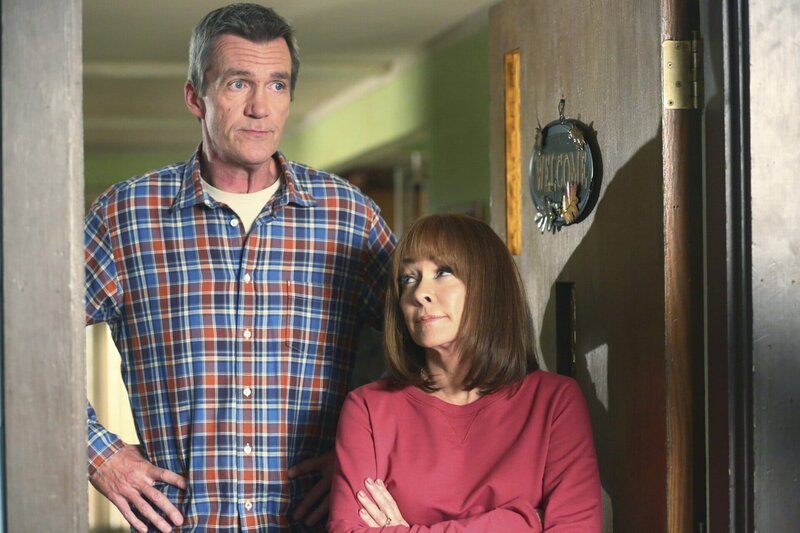 Mike (Neil Flynn, l.); Frankie (Patricia Heaton, r.) – Bild: HBOH