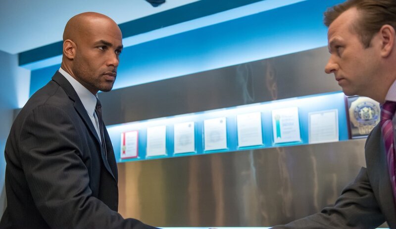 „Unforgettable“, „Neue Hunderter.“ Als Jays Schwager Evan den Zwergspitz nicht wie versprochen abholt, macht sich seine Ex-Frau große Sorgen. Denn Evan ist normalerweise sehr zuverlässig! Al und Carrie werden alamiert und tatsächlich finden sie Evan tot in seinem Hotelzimmer. Die beiden staunen nicht schlecht, als der Secret Service aus Washington den Fall übernimmt. Der Mord wird in Zusammenhang mit laufenden Ermittlungen gegen eine Geldfälscherbande gesehen. Carrie will sich undercover in die radikale, indonesische Gruppe einschleusen.Im Bild (v.li.): Boris Kodjoe (Agent Frank Simms), Dallas Roberts (Eliot Delson). – Bild: Turner /​ © Sony Picutres Television Inc. All Rights Reserved.