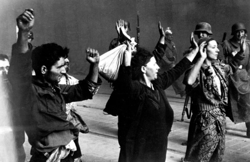 Polnisch-jüdische Widerstandsfrauen, gefangen genommen nach der Zerstörung des Warschauer Ghettos im Jahr 1943. – Bild: ORF/​DEGN FILM/​IMAGO/​United Archives /​ WHA
