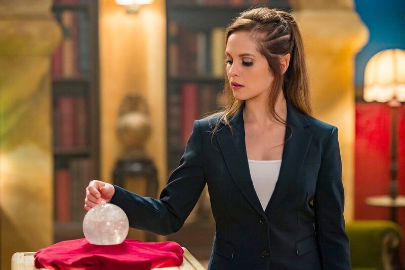 Orla hat den Orb gestohlen, um mit dessen Kräften das Gleichgewicht zwischen Menschen und magischen Wesen zu verändern. Von nun an sollen Elfen und Feen Macht über die Menschen haben. – Bild: ZDF/​Jonathan M. Shiff Productions/​Screen Queensland