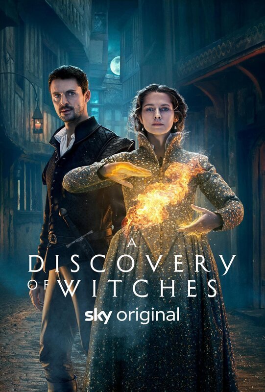 Photo : Copyright © Simon Ridgway, 2019 |www.simonridgway.com |pictures@simonridgway.com | 07973 442527 | Caption : 15.08.19, A Discovery of Witches S2, Block1, Day 49. Ep 1. sc.1/​24 – EXT. HART & CROWN – WATER LANE : MATTHEW & DIANA walking the busy street. – Bild: Sky UK Ltd
