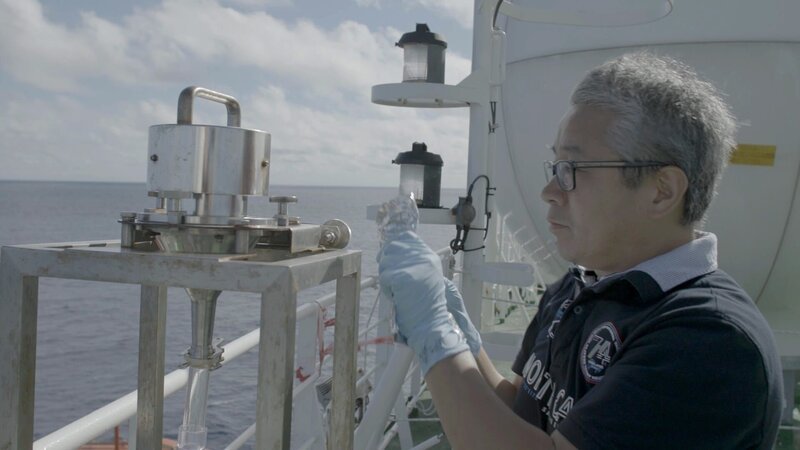 Dr. Zhiyong Xie vom Helmholtz-Zentrum Hereon sammelt auf dem Forschungsschiff Polarstern Proben, die zeigen, wie sich Schmutzpartikel vom Festland per Luftströmungen über die Ozeane verteilen. – Bild: 3sat