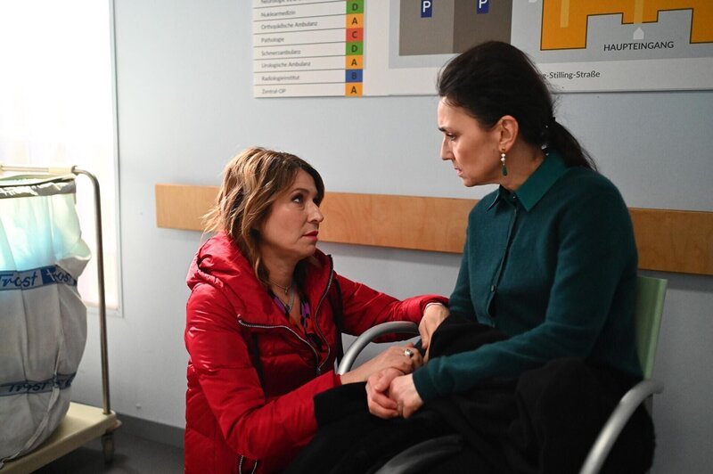 Daniela (Berrit Arnold, l.) schiebt in ihrer Sorge um Simone (Tatjana Clasing) eine kurze Irritation beiseite. – Bild: RTL /​ Julia Feldhagen