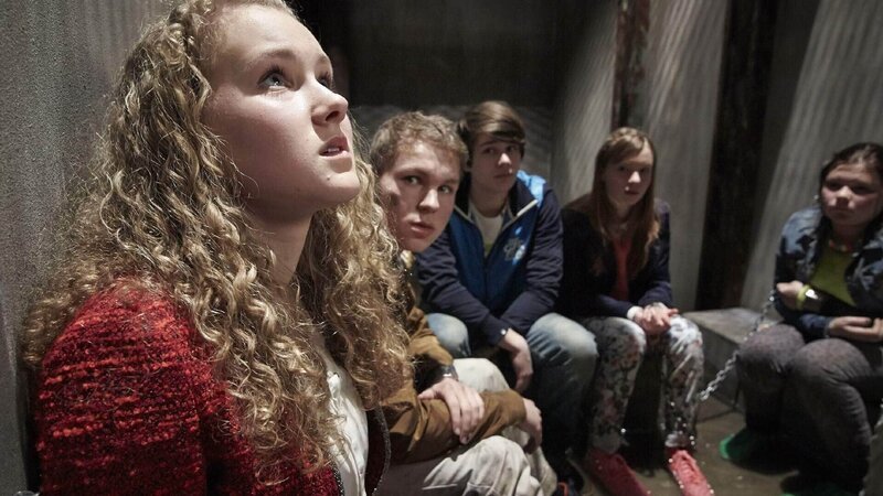 V.l.: Heike-Maria (Pauline Angert) wurde von dem Kidnapper zu den anderen entführten Jugendlichen Mario (Lukas F. Karlsch), Tobias (Eric Ventker), Eva (Runa Greiner), Lisa (Ricarda Zimmerer) und Katrin gebracht und bangt um ihr Leben … – Bild: MG RTL D /​ Guido Engels
