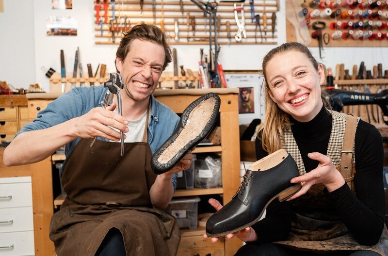 Checker Tobi und Schuhmacherin Luisa präsentieren die selbstgebauten Schuhe in der Schuhwerkstatt. Weiteres Bildmaterial finden Sie unter www.br-foto.de. – Bild: BR/​megaherz gmbh/​Hans-Florian Hopfner