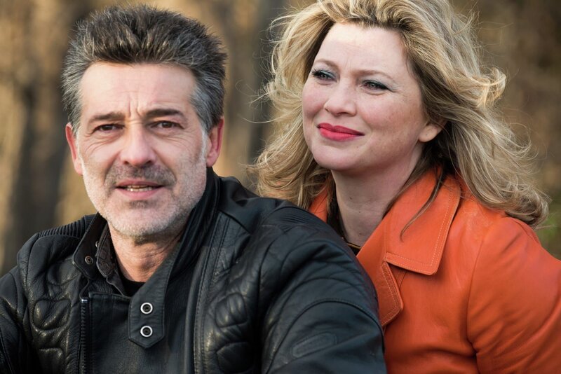 Candice (Cécile Bois, r.) trifft Canovas (Stéphane Blancafort, l.) wieder und möchte ihn nicht mehr verlassen. – Bild: Fabien Malot © Boxeur 7/​ FTV /​ Fabien Malot © Boxeur 7/​ FTV