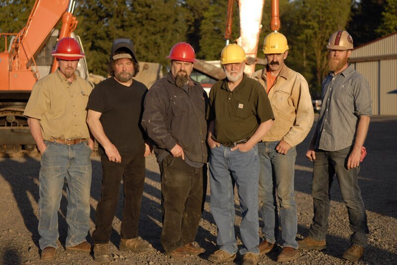 (Multiple values)  The six miners gather in front of their machinery: (L-R) Greg Remsburg., James Harness, Todd Hoffman, Jack Hoffman, Jim Thurber, Jimmy Dorsey. – Bild: Discovery Communications