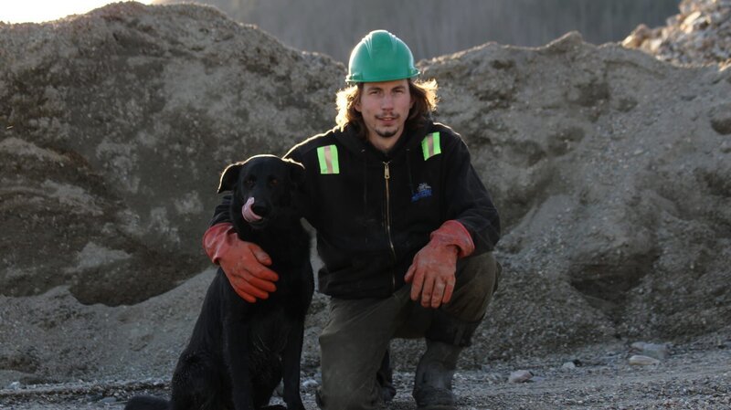 A portrait of Parker Schnabel and his dog Dozer. – Bild: Discovery Communications/​E Gorsuch