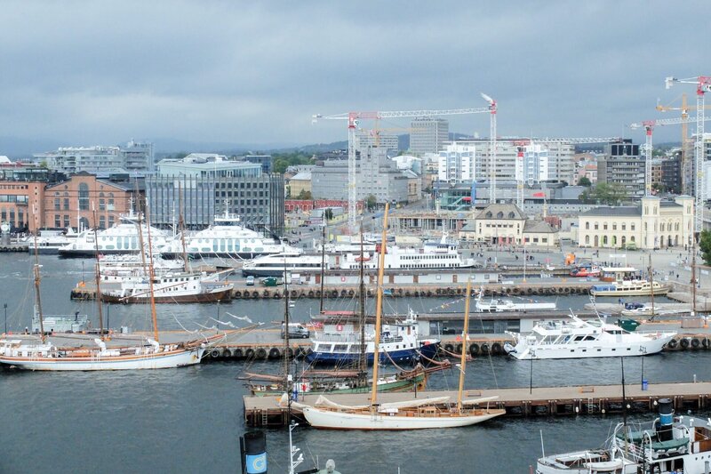 Im Hafen von Oslo wimmelt es von Booten und frischem Fisch zum Verkauf. – Bild: ORF/​Warner/​The Travel Channel