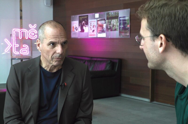 Der ehemalige griechische Finanzminister Yanis Varoufakis (links) zeigt sich Aktien gegenüber skeptisch. – Bild: Radio Bremen/​Elisa Kriezis