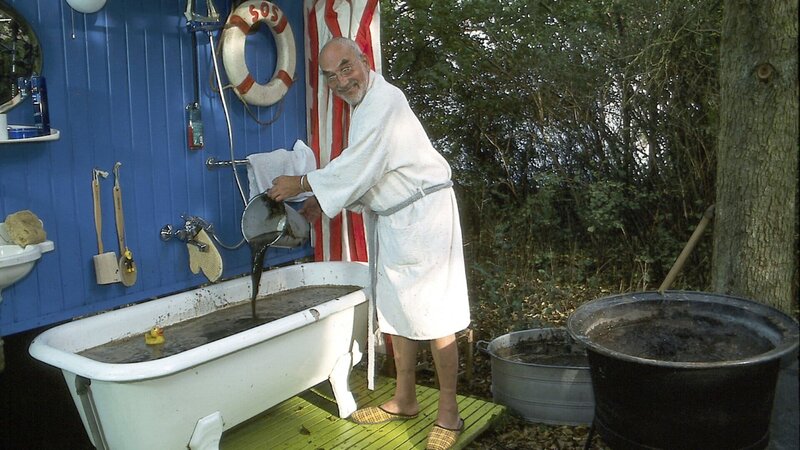 Braun, glibberig und muffig – doch Peter (Peter Lustig) ist von der heilsamen Wirkung des Moorschlamms überzeugt. Ein Bad in der trüben Brühe soll ihm endlich gegen seinen Hexenschuss helfen, so hat es ihm ein Moorexperte versprochen. – Bild: ZDF und Christiane Pausch