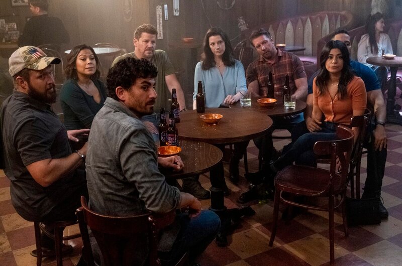 L-R: Sonny Quinn (AJ Buckley), Lisa Davis (Toni Trucks),Brock Reynolds (Justin Melnick), Jason Hayes (David Boreanaz), Mandy Ellis (Jessica Paré), Ray Perry (Neil Brown Jr.), Trent Sawyer (Tyler Grey) – Bild: Monty Brinton /​ CBS STUDIOS /​ PARAMOUNT+ /​ © 2022 CBS Studios Inc. All Rights Reserved.