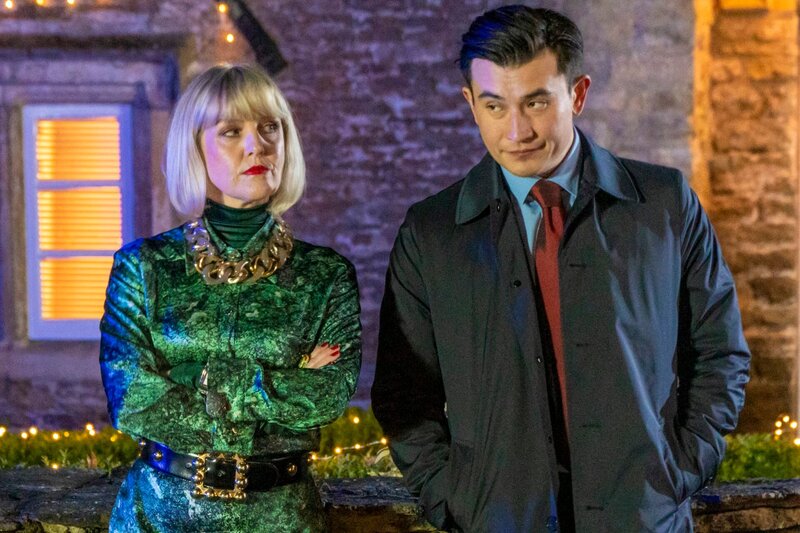 Agatha (Ashley Jensen) und DS Wong (Matt McCooey) machen erste Fortschritte im Fall Tamworthy. Doch da Agatha und ihre Kollegen immer mehr dunkle Geheimnisse ans Tageslicht bringen, werden ihre Ermittlungen zunehmend gefährlicher für sie. – Bild: Mark Bourdillon/​AcornTV /​ © 2021 AcornTV & RLJ Entertainment, Inc. All Rights Reserved.