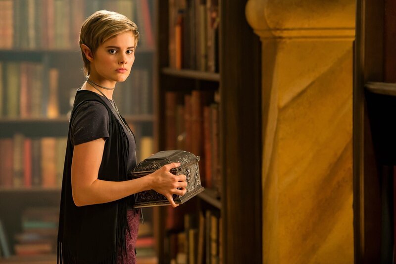Imogen (Elizabeth Cullen) hat die Schatulle mit dem Orb in der Bibliothek der Magie entdeckt. Sie weiß, welche enormen Kräfte die magische Kugel besitzt. – Bild: ZDF/​Jonathan M. Shiff Productions/​Screen Queensland
