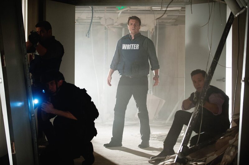 Während sie versuchen, der vor ihnen gefesselten Frau das Leben zu retten, können Castle (Nathan Fillion, 2.v.r.) und Kevin (Seamus Dever, r.) ihren Augen nicht trauen … – Bild: ABC Studios /​ Colleen Hayes