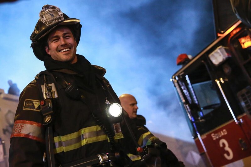 Nachdem die Vergewaltigungsvorwürfe fallen gelassen wurden, kann sich Kelly Severide wieder um Wichtigeres kümmern: Menschenleben retten! – Bild: NBC UNIVERSAL MEDIA, LLC