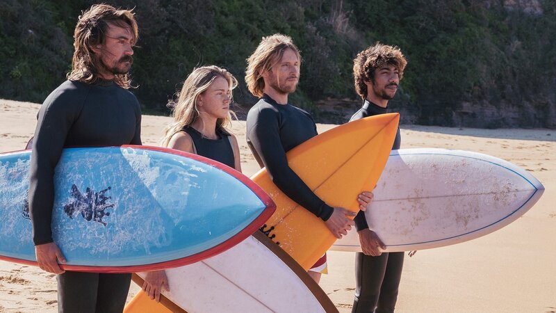 Snapper Webster (Ben O’Toole), Dani Kirk (Sophia Forrest), Bill ‚Trotter‘ Dwyer (Sean Keenan)und Reg Thompson (Hunter Page-Lochard) – Bild: Lisa Tomasetti