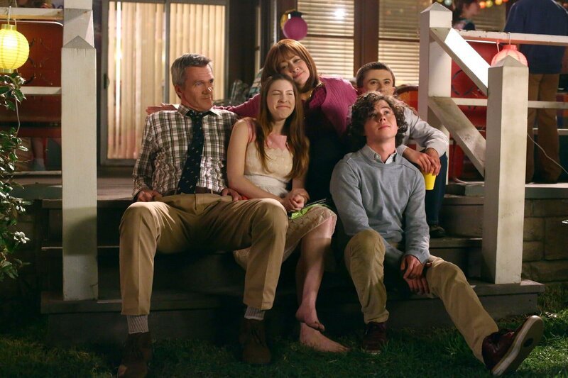 (v.l.n.r.) Mike (Neil Flynn); Sue (Eden Sher); Frankie (Patricia Heaton); Axl (Charlie McDermott); Brick (Atticus Shaffer) – Bild: HBOH