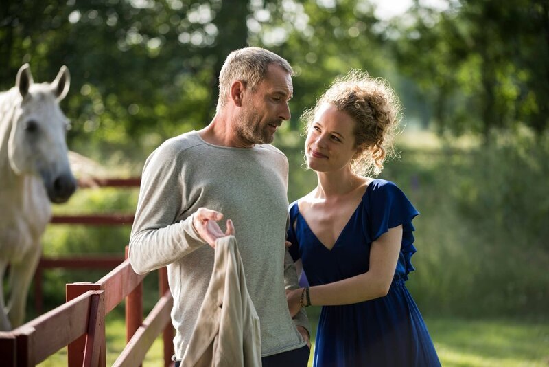 Caspar Jönsson (Heikko Deutschmann) freut sich , dass seine Tochter Emilia (Klara Deutschmann) nach abgeschlossenem Studium einige Zeit bei ihm in Morgon verbringt. – Bild: Romance TV (DE) /​ Ralf Wilschewski
