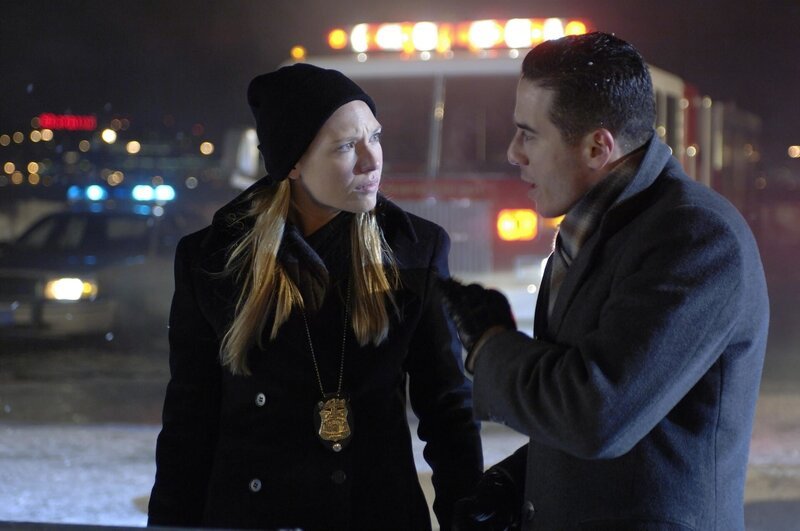 Am Flughafen erhält Agent Olivia Dunham (Anna Torv, l.) von ihrem Kollegen Charlie Francis (Kirk Acevedo, r.) die ersten Informationen über die mysteriösen Vorfälle … – Bild: PLURIMEDIA (Warner Bros)