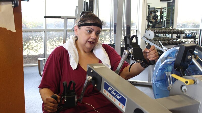 Karina exercises on stationary bike – Bild: TLC /​ Discovery Communications, LLC